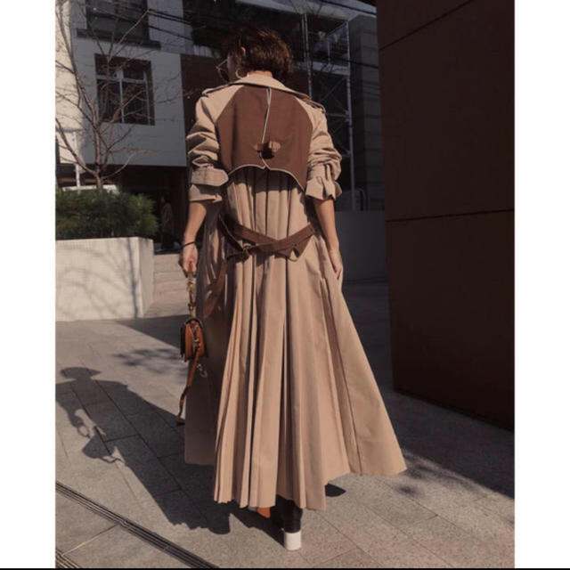 Ameri VINTAGE(アメリヴィンテージ)のAmeri VINTAGE VARIOUS BACK PLEATS TRENCH レディースのジャケット/アウター(トレンチコート)の商品写真