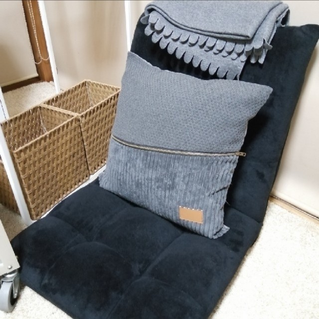 IKEA(イケア)のリラックス3点セット♪リクライニング座椅子、クッション、ひざ掛け インテリア/住まい/日用品の椅子/チェア(座椅子)の商品写真
