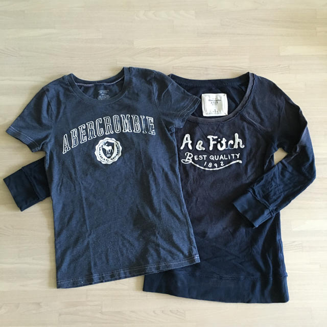 Abercrombie&Fitch(アバクロンビーアンドフィッチ)のアバクロ ２枚  中古 長袖Tと半袖T レディースのトップス(Tシャツ(長袖/七分))の商品写真