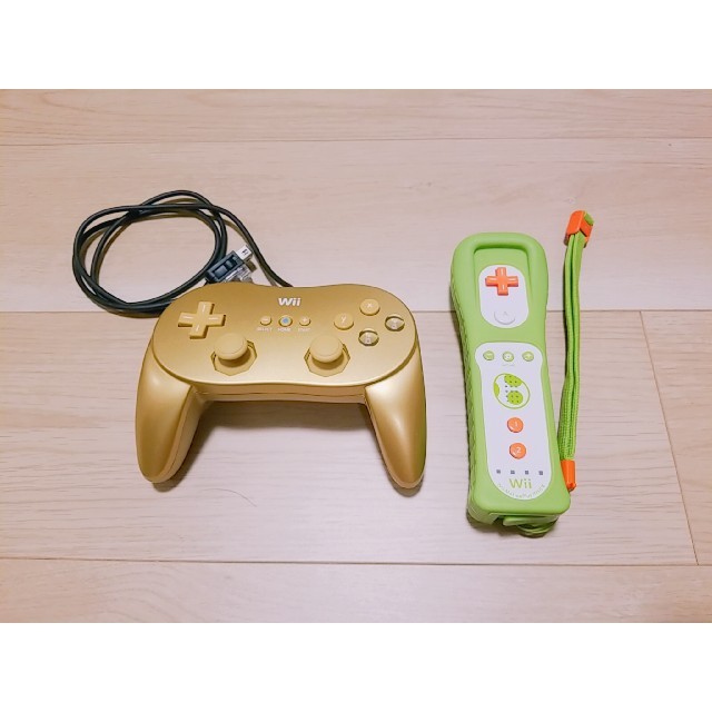 Wii(ウィー)のWiiリモコンプラス ヨッシーモデル & ゴールデンクラシックコントローラPRO エンタメ/ホビーのゲームソフト/ゲーム機本体(その他)の商品写真