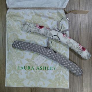 ローラアシュレイ(LAURA ASHLEY)の新品タグ付 ローラ・アシュレイ 布ハンガー2本セット(日用品/生活雑貨)