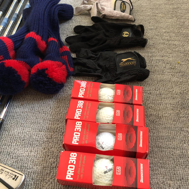 ゴルフパターとボール、手袋、キャップ