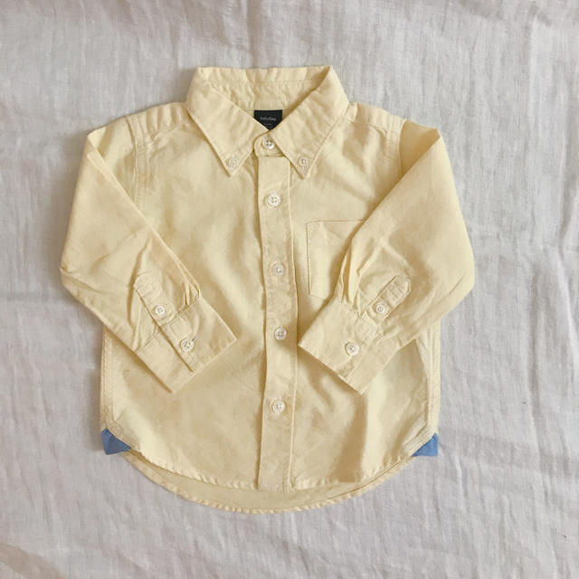 babyGAP(ベビーギャップ)のbabyGap イエローボタンダウンシャツ　85 キッズ/ベビー/マタニティのベビー服(~85cm)(シャツ/カットソー)の商品写真