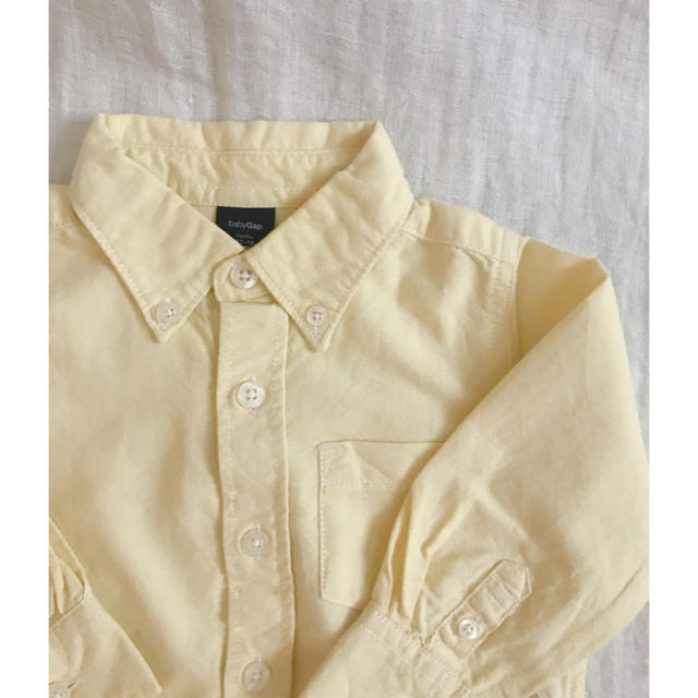 babyGAP(ベビーギャップ)のbabyGap イエローボタンダウンシャツ　85 キッズ/ベビー/マタニティのベビー服(~85cm)(シャツ/カットソー)の商品写真