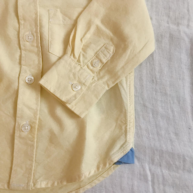 babyGAP(ベビーギャップ)のbabyGap イエローボタンダウンシャツ　85 キッズ/ベビー/マタニティのベビー服(~85cm)(シャツ/カットソー)の商品写真