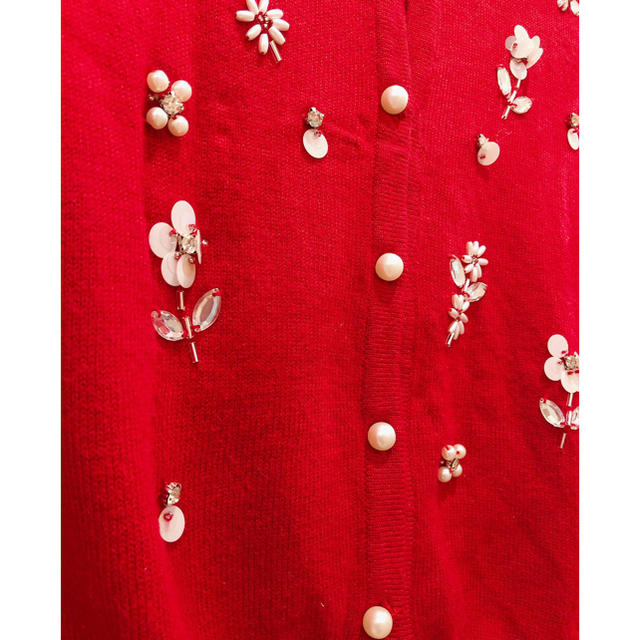 tocco(トッコ)のtocco カーディガン　長袖　お花のビジュ　レッド レディースのトップス(カーディガン)の商品写真