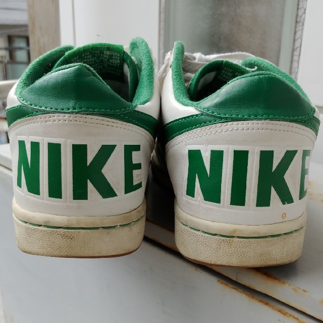 NIKE(ナイキ)のNIKE 23.5cm 白スニーカー レディースの靴/シューズ(スニーカー)の商品写真