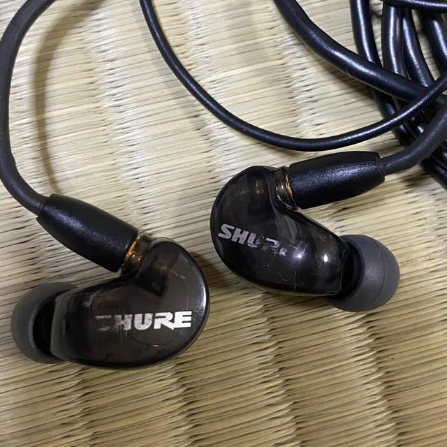 shure se215 イヤホン スマホ/家電/カメラのオーディオ機器(ヘッドフォン/イヤフォン)の商品写真