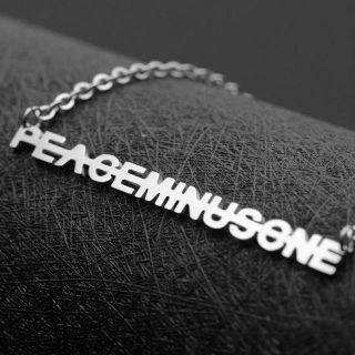 ピースマイナスワン(PEACEMINUSONE)のネックレス女性の手紙ネックレスペンダントステンレス鋼ギフトのネックレスジュエリー(ネックレス)