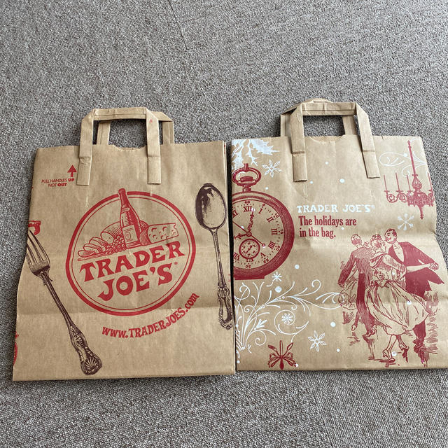 DEAN & DELUCA(ディーンアンドデルーカ)のトレダージョーズ　紙袋　Treder Joe’s ショッパー レディースのバッグ(ショップ袋)の商品写真
