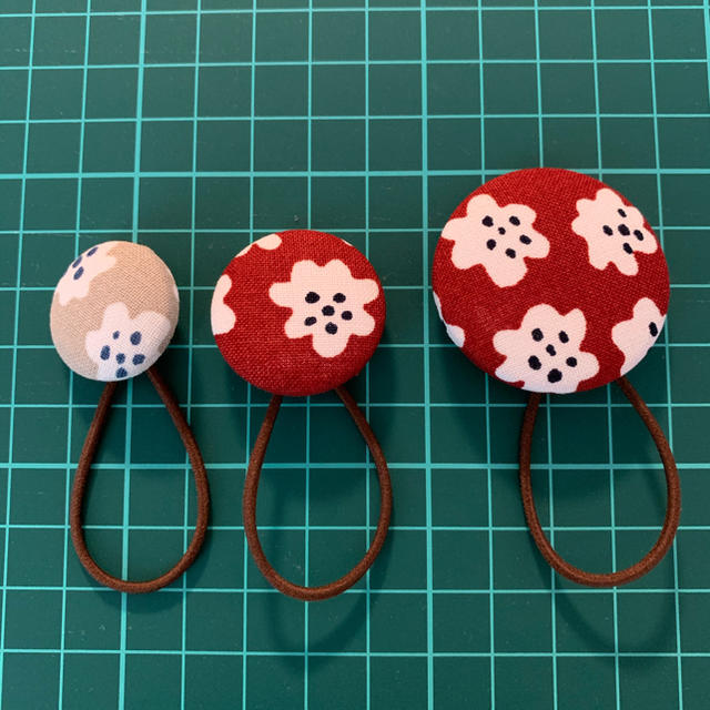 marimekko(マリメッコ)のマリメッコ　プケッティ　くるみボタン3個セット ハンドメイドのアクセサリー(ヘアアクセサリー)の商品写真