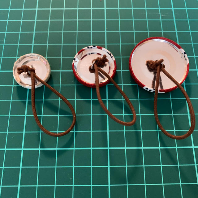 marimekko(マリメッコ)のマリメッコ　プケッティ　くるみボタン3個セット ハンドメイドのアクセサリー(ヘアアクセサリー)の商品写真
