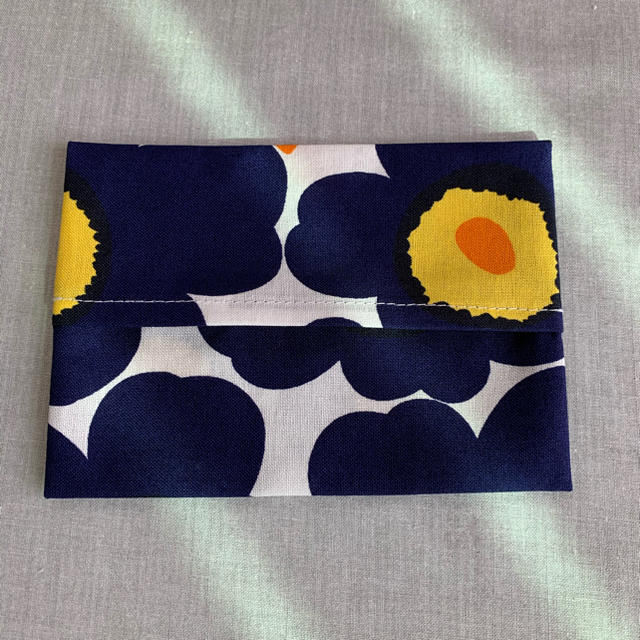 marimekko(マリメッコ)のマリメッコ　ミニウニッコネイビーイエロー　ポケットティッシュケース ハンドメイドの生活雑貨(その他)の商品写真