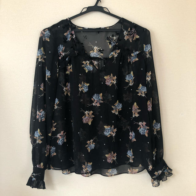 ZARA(ザラ)のZARA トップス　花柄　ブラウス レディースのトップス(シャツ/ブラウス(長袖/七分))の商品写真