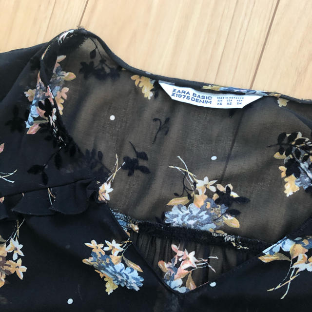 ZARA(ザラ)のZARA トップス　花柄　ブラウス レディースのトップス(シャツ/ブラウス(長袖/七分))の商品写真