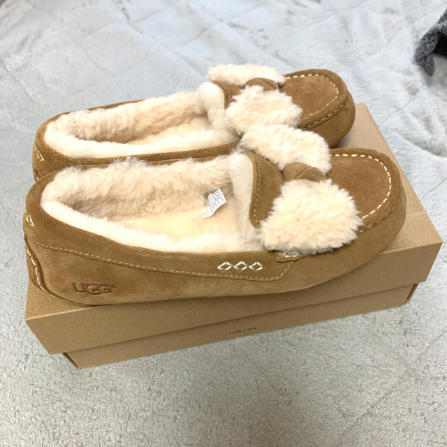 UGG(アグ)の新品未使用⭐︎UGG  リボンモカシン レディースの靴/シューズ(スリッポン/モカシン)の商品写真