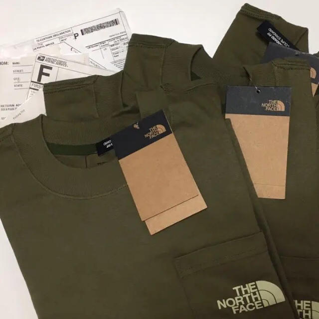 THE NORTH FACE(ザノースフェイス)の日本未発売 ノースフェイス M カラビナ ボックスロゴ ロンT オリーブグリーン メンズのトップス(Tシャツ/カットソー(七分/長袖))の商品写真