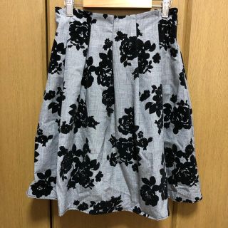 シマムラ(しまむら)の【お値下げ中】フロッキー花柄♡ギャザーフレアスカート(ひざ丈スカート)