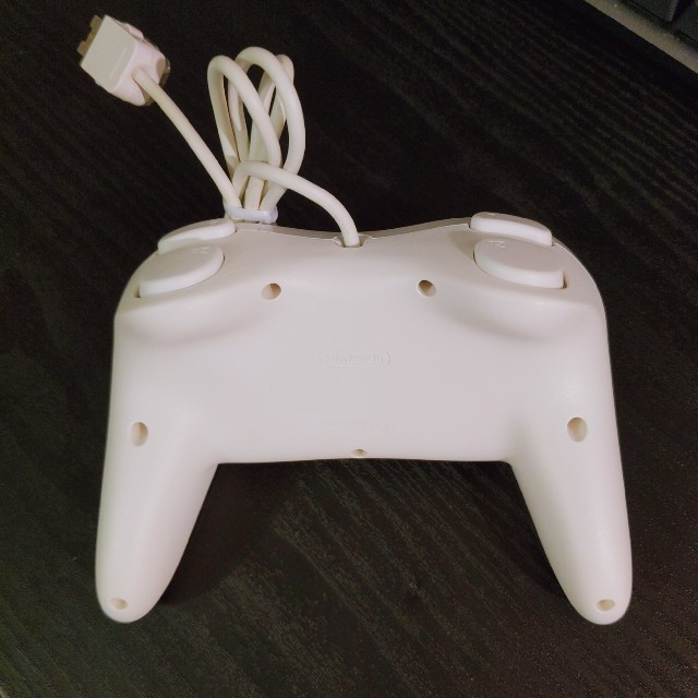 【中古】ニンテンドーWii クラシックコントローラーPRO 白 純正品 エンタメ/ホビーのゲームソフト/ゲーム機本体(その他)の商品写真