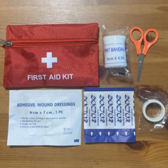 救急　応急キット　携帯用　ファーストエイドキット　FIRST  AID KIT インテリア/住まい/日用品の日用品/生活雑貨/旅行(日用品/生活雑貨)の商品写真