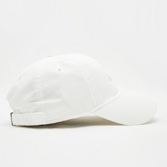 【新品】Nike（ナイキ）スウッシュキャップ　帽子 ホワイト レディースの帽子(キャップ)の商品写真