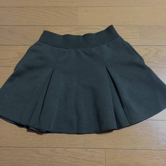 UNIQLO(ユニクロ)の美品 ユニクロ カーキ プリーツスカート S 120cmくらい キッズ/ベビー/マタニティのキッズ服女の子用(90cm~)(スカート)の商品写真