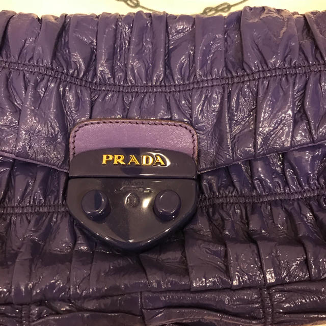 PRADA(プラダ)のプラダPRADA エナメルショルダーバック レディースのバッグ(ショルダーバッグ)の商品写真