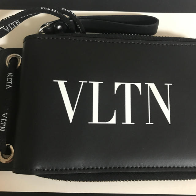 VALENTINO(ヴァレンティノ)　VLTNロゴ レザーネックウォレット