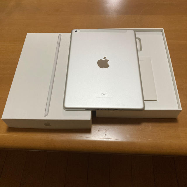 Apple(アップル)のiPad第5世代　WiFiセルラー　SIMフリー　シルバー　極美品 スマホ/家電/カメラのPC/タブレット(タブレット)の商品写真