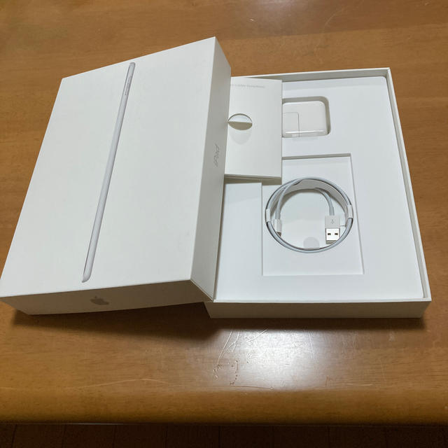 Apple(アップル)のiPad第5世代　WiFiセルラー　SIMフリー　シルバー　極美品 スマホ/家電/カメラのPC/タブレット(タブレット)の商品写真