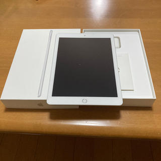 アップル(Apple)のiPad第5世代　WiFiセルラー　SIMフリー　シルバー　極美品(タブレット)