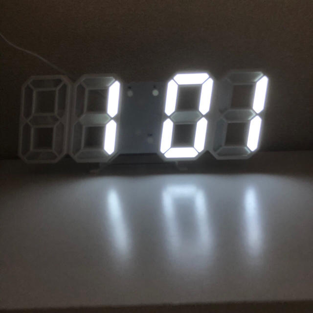 新品 3D 置き時計 壁掛け時計 デジタルled 韓国 インテリア 白 ホワイト インテリア/住まい/日用品のインテリア小物(置時計)の商品写真