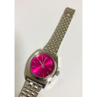 ニクソン(NIXON)の【電池新品の未使用品】NIXONのSMALL TIME TELLER ピンク☆(腕時計)