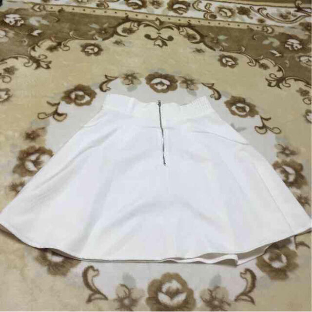 SPINNS(スピンズ)の白のスカート レディースのスカート(ひざ丈スカート)の商品写真