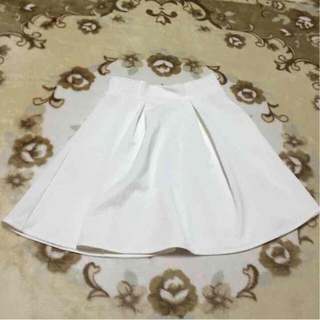 スピンズ(SPINNS)の白のスカート(ひざ丈スカート)
