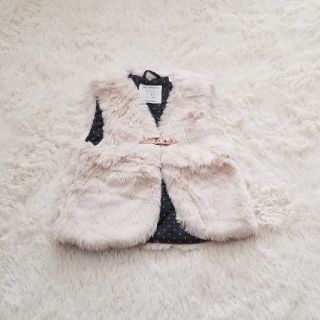 ザラキッズ(ZARA KIDS)の値下げ‼️　104　ZARAbabygirl　ふわふわベスト(ジャケット/上着)