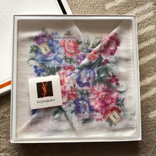 イヴサンローランボーテ(Yves Saint Laurent Beaute)の〈新品・美品〉YVE SAINT LAURENT ハンカチ お花柄 / 箱つき(ハンカチ)