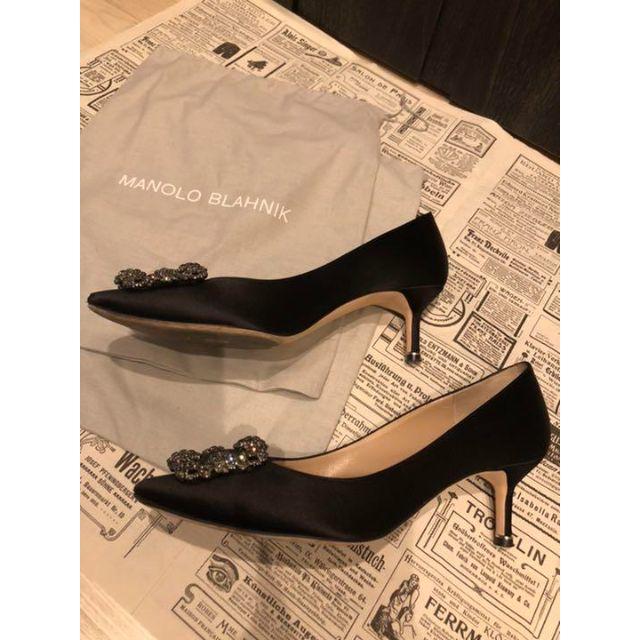 MANOLO BLAHNIK(マノロブラニク)の美品★マノロブラニク★一番人気サテン ブラック ハンギシ　38ハーフ レディースの靴/シューズ(ハイヒール/パンプス)の商品写真