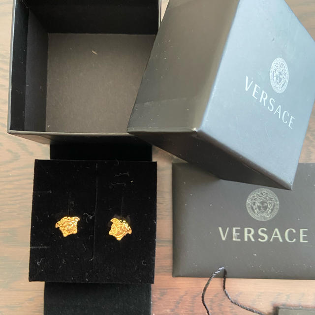 VERSACE(ヴェルサーチ)のヴェルサーチ　メデューサゴールドピアス メンズのアクセサリー(ピアス(両耳用))の商品写真