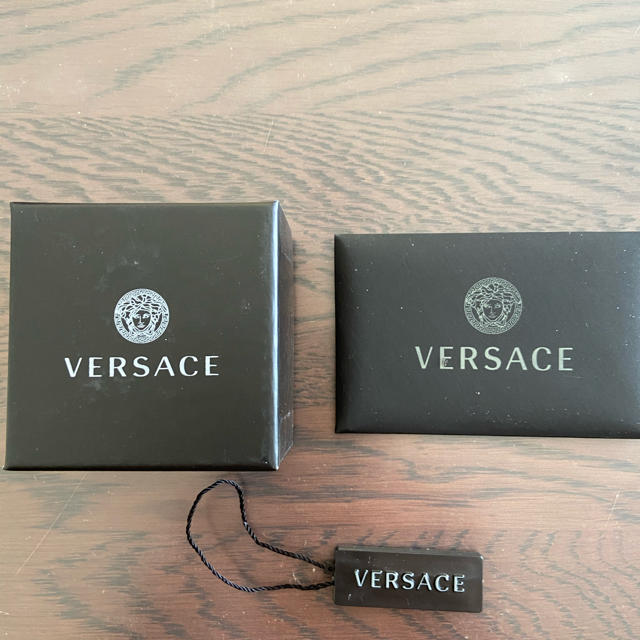 VERSACE(ヴェルサーチ)のヴェルサーチ　メデューサゴールドピアス メンズのアクセサリー(ピアス(両耳用))の商品写真
