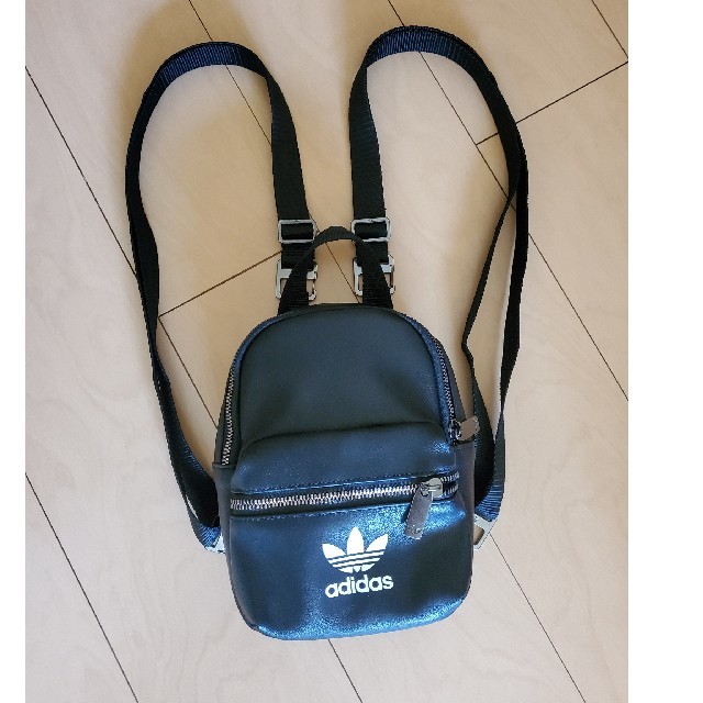 adidas(アディダス)のadidas　ミニ　リュックサック レディースのバッグ(リュック/バックパック)の商品写真