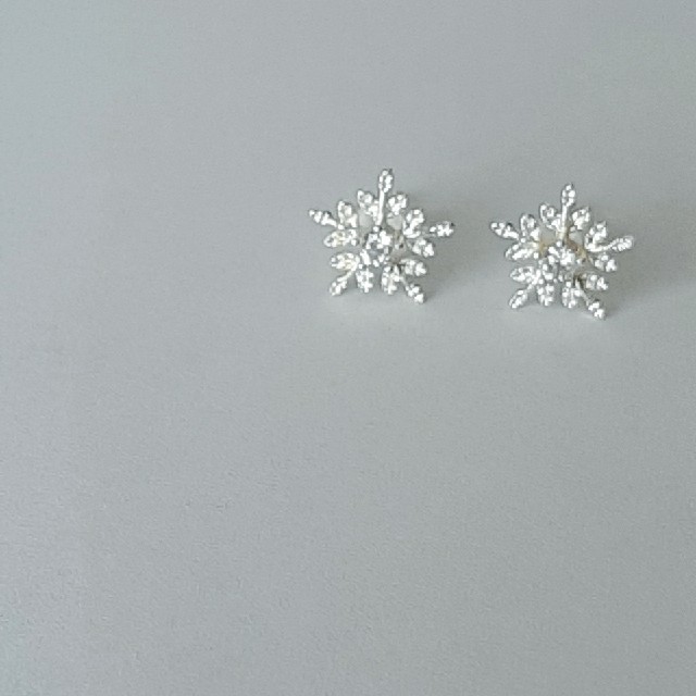 yuririn様専用ページ　【2個セット*】　 雪の結晶*＊　ピアス　両耳 レディースのアクセサリー(ピアス)の商品写真