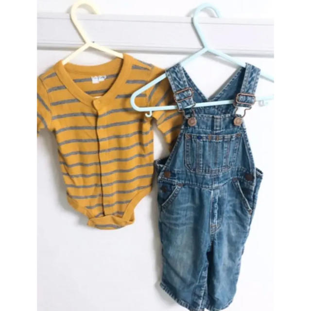 GAP Kids(ギャップキッズ)のBabyGAPデニムオーバーオール＆長袖ロンパース キッズ/ベビー/マタニティのベビー服(~85cm)(ロンパース)の商品写真