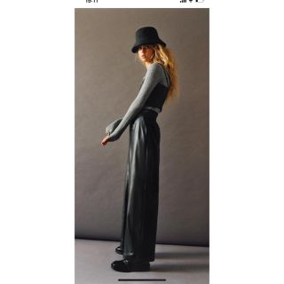 ザラ(ZARA)のZARA レザーワイドパンツ(カジュアルパンツ)