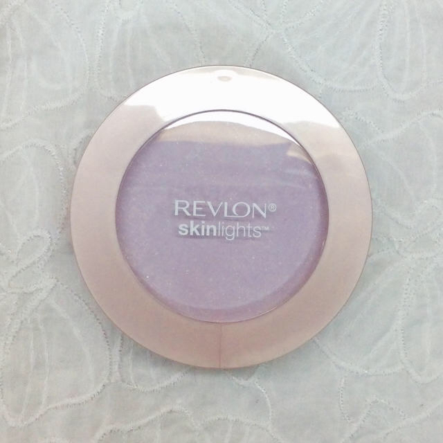 REVLON(レブロン)のレブロン スキンライト プレストパウダー ラベンダー 004  コスメ/美容のベースメイク/化粧品(フェイスパウダー)の商品写真