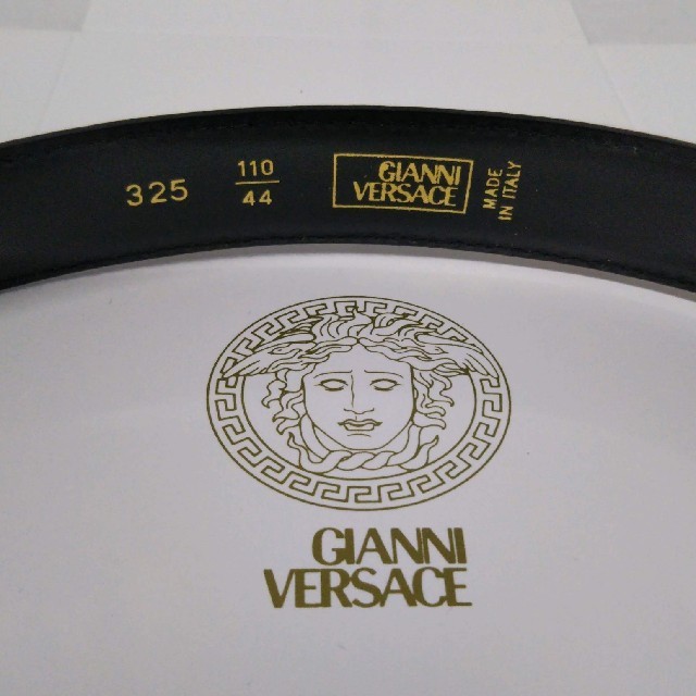 Gianni Versace(ジャンニヴェルサーチ)の新品・未使用品☆ジャンニ・ヴェルサーチ☆銀色３連タイプ・ヴェルサーチ柄型押し メンズのファッション小物(ベルト)の商品写真