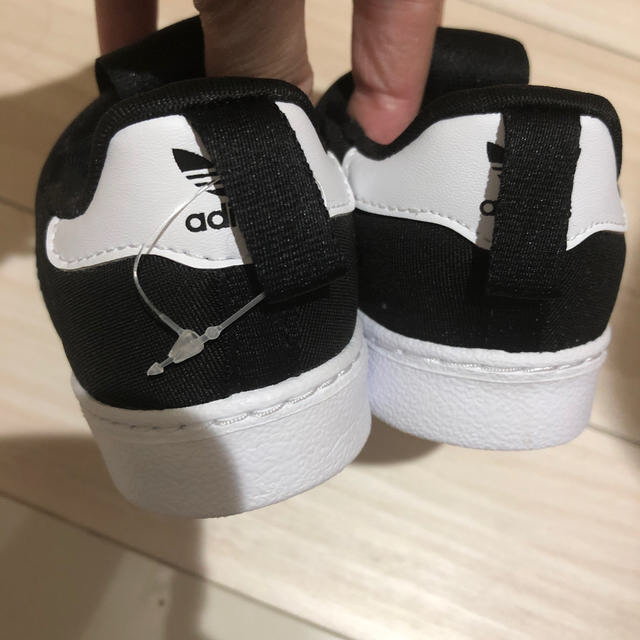 adidas(アディダス)のadidasキッズ♡ キッズ/ベビー/マタニティのキッズ靴/シューズ(15cm~)(スニーカー)の商品写真