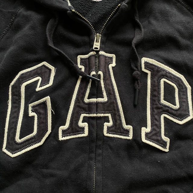 GAP(ギャップ)のギャップ　ジャパン　裏起毛　濃紺　パーカー　XS フード付き　160 メンズのジャケット/アウター(マウンテンパーカー)の商品写真