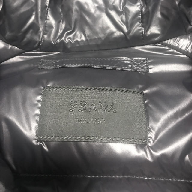 気まぐれSALE】PRADA ロゴプレート付ダウンジャケット 気まぐれSALE】PRADA ロゴプレート付ダウンジャケット