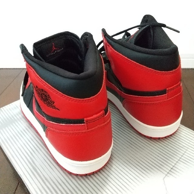 NIKE(ナイキ)のゆっきー様専用 新品 エアジョーダン 1 黒赤 2001年復刻 ブレッド メンズの靴/シューズ(スニーカー)の商品写真